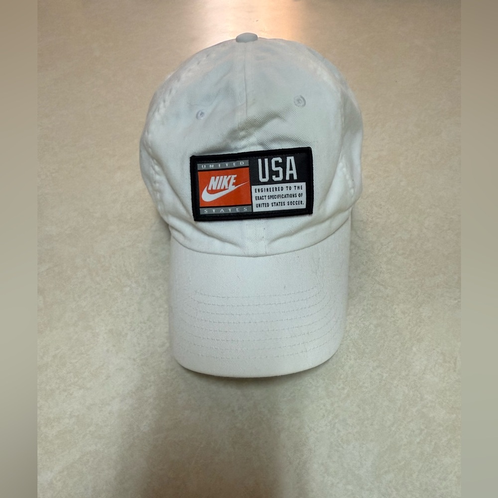 Nike Heritage White cap.